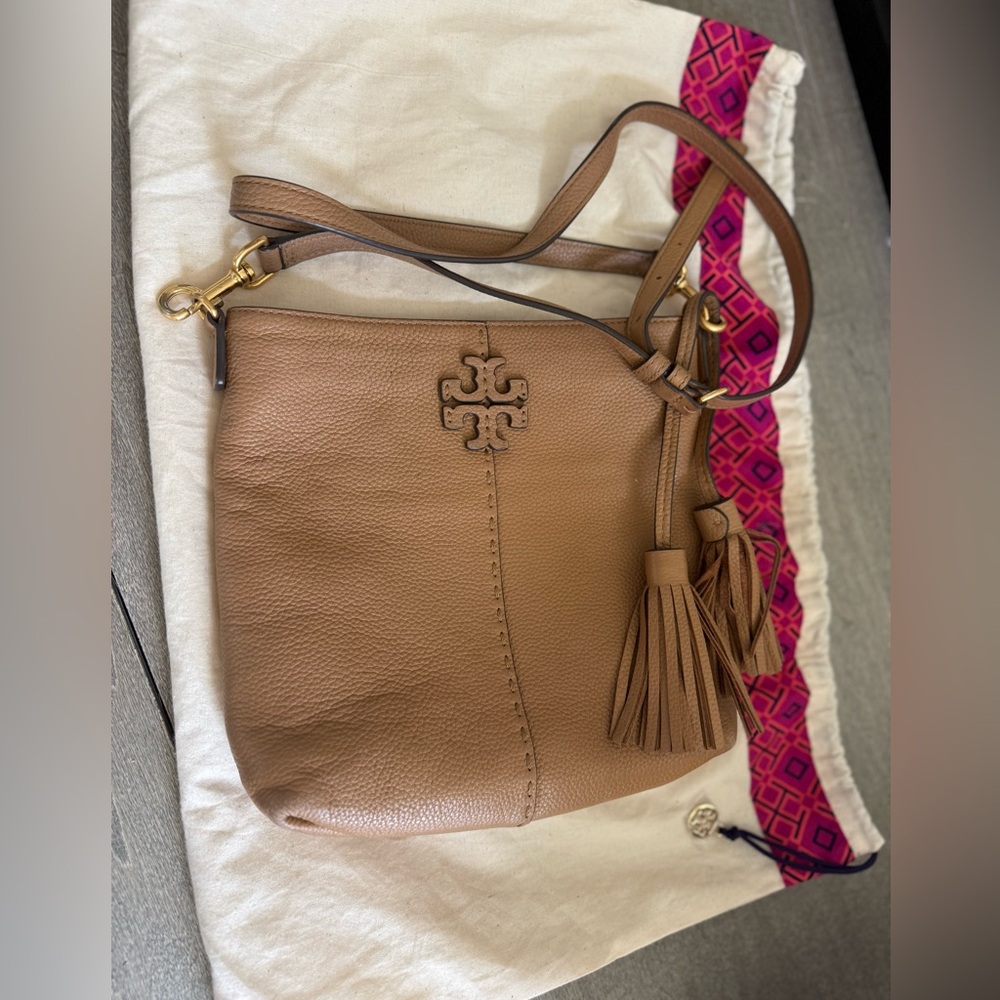 Authentic Tory Burch McGraw pebbled leather Swingpack Crossbody in Tan
